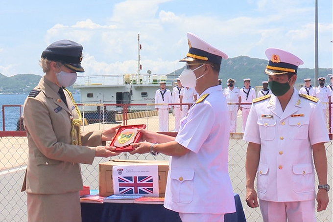 VIDEO: British navy ship HMS Richmond docks at Cam Ranh Port, begins visit to Vietnam