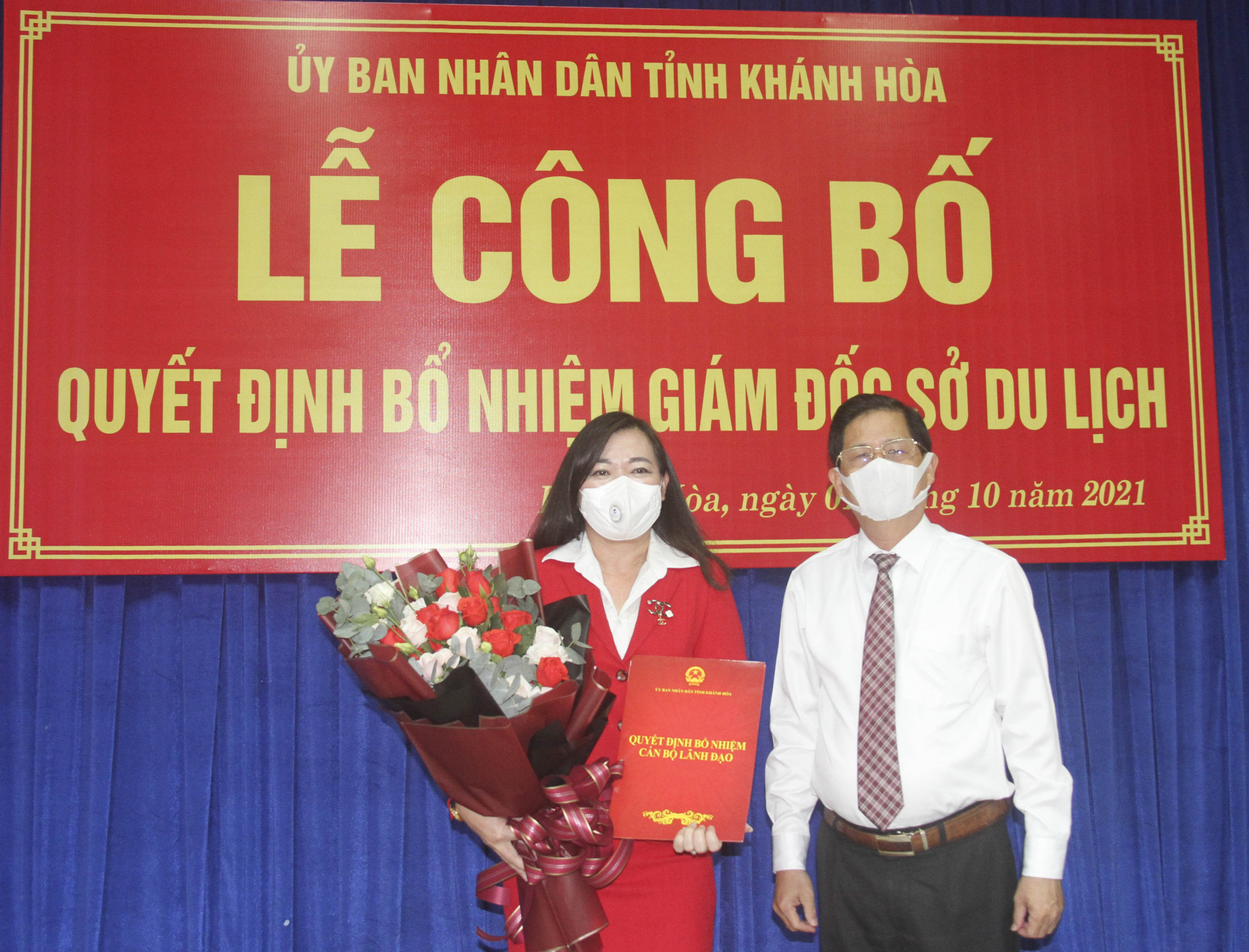 Ông Nguyễn Tấn Tuân trao quyết định bổ nhiệm cho bà Nguyễn Thị Lệ Thanh.