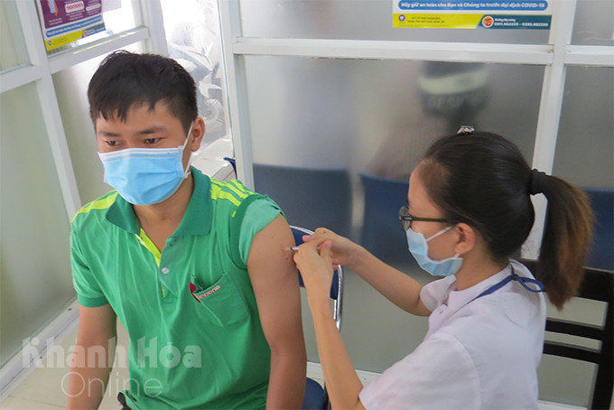 Tiêm vắc xin cho người dân ở TP. NHa Trang
