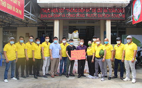 Lãnh đạo Đài Phát thanh và Truyền hình Khánh Hòa và lãnh đạo Công ty TNHH Tony Tùng Lâm 1 trao bảng tượng trưng số quà tặng cho người dân xã Vạn Lương. 