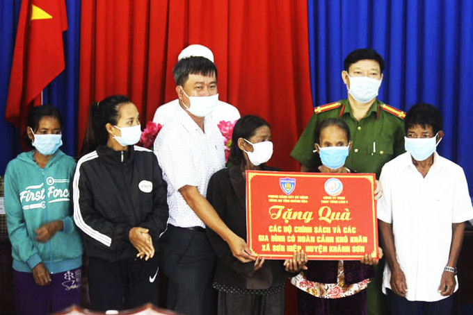 Lãnh đạo Phòng Cảnh sát cơ động trao quà cho các gia đình  chính sách, có hoàn cảnh khó khăn ở xã Sơn Hiệp.