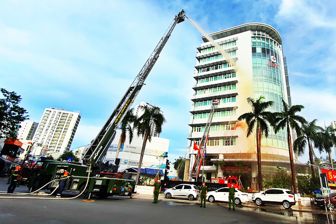 Lực lượng Cảnh sát Phòng cháy, chữa cháy và cứu nạn, cứu hộ diễn tập chữa cháy và cứu nạn tại một tòa nhà cao tầng ở Nha Trang