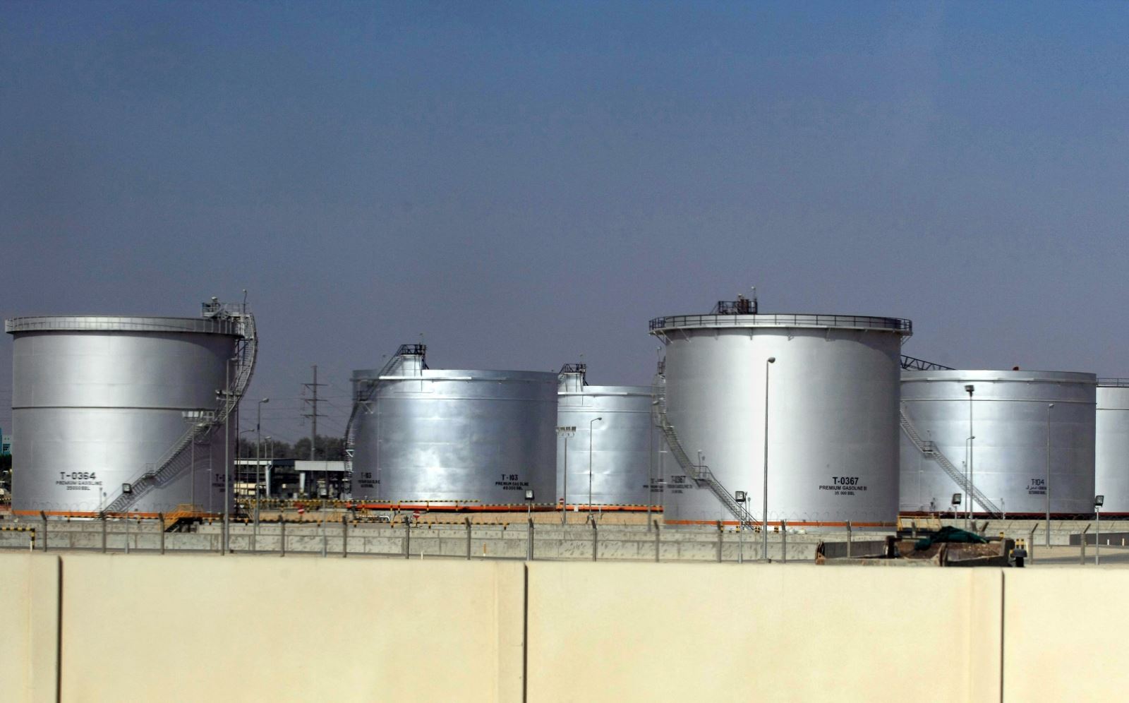 Các bể chứa nhiên liệu tại một cơ sở khai thác dầu ở thành phố Dammam, Saudi Arabia. Ảnh: AFP/TTXVN
