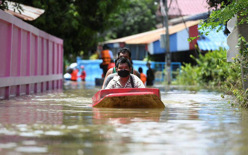 Người dân đi thuyền qua một con đường bị ngập nặng ở tỉnh Lopburi, Thái Lan. (Ảnh: Reuters)