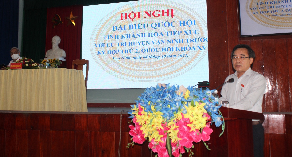 Ông Lê Hữu Trí báo cáo các nội dung tại buổi tiếp xúc cử tri huyện Vạn Ninh.