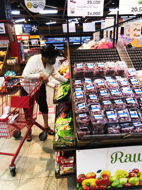 Người dân mua sắm tại siêu thị Lottel_mart Nha Trang