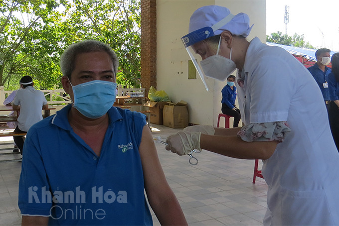 Tiêm vắc xin cho người dân ở thị xã Ninh Hòa