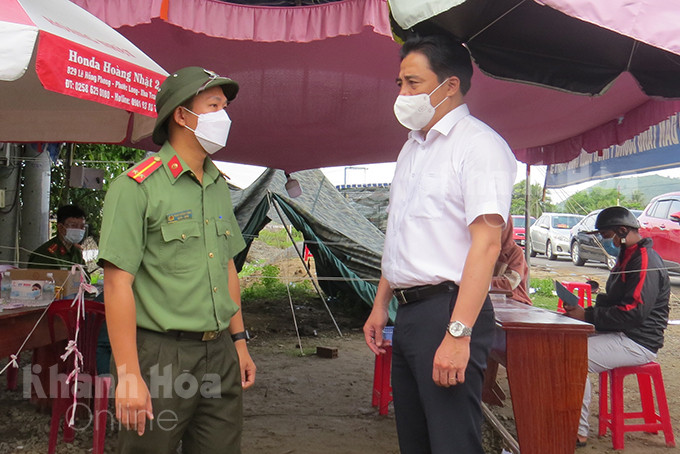 Ông Nguyễn Khắc Toàn nắm tình hình tại Trạm Kiểm soát liên ngành đặt tại xã Cam Thịnh Đông.  