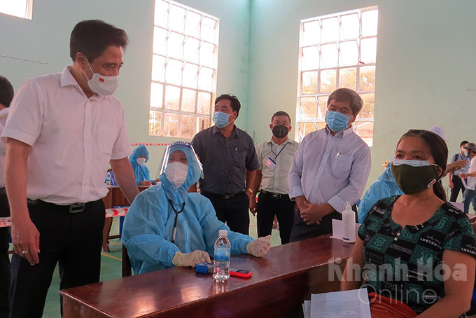 Thăm hỏi người tiêm vắc xin ở các điểm tiêm huyện Cam Lâm. 