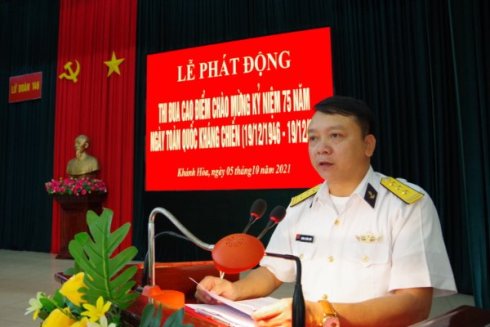 Thượng tá Lương Xuân Giáp - Chính ủy Lữ đoàn phát động thi đua.