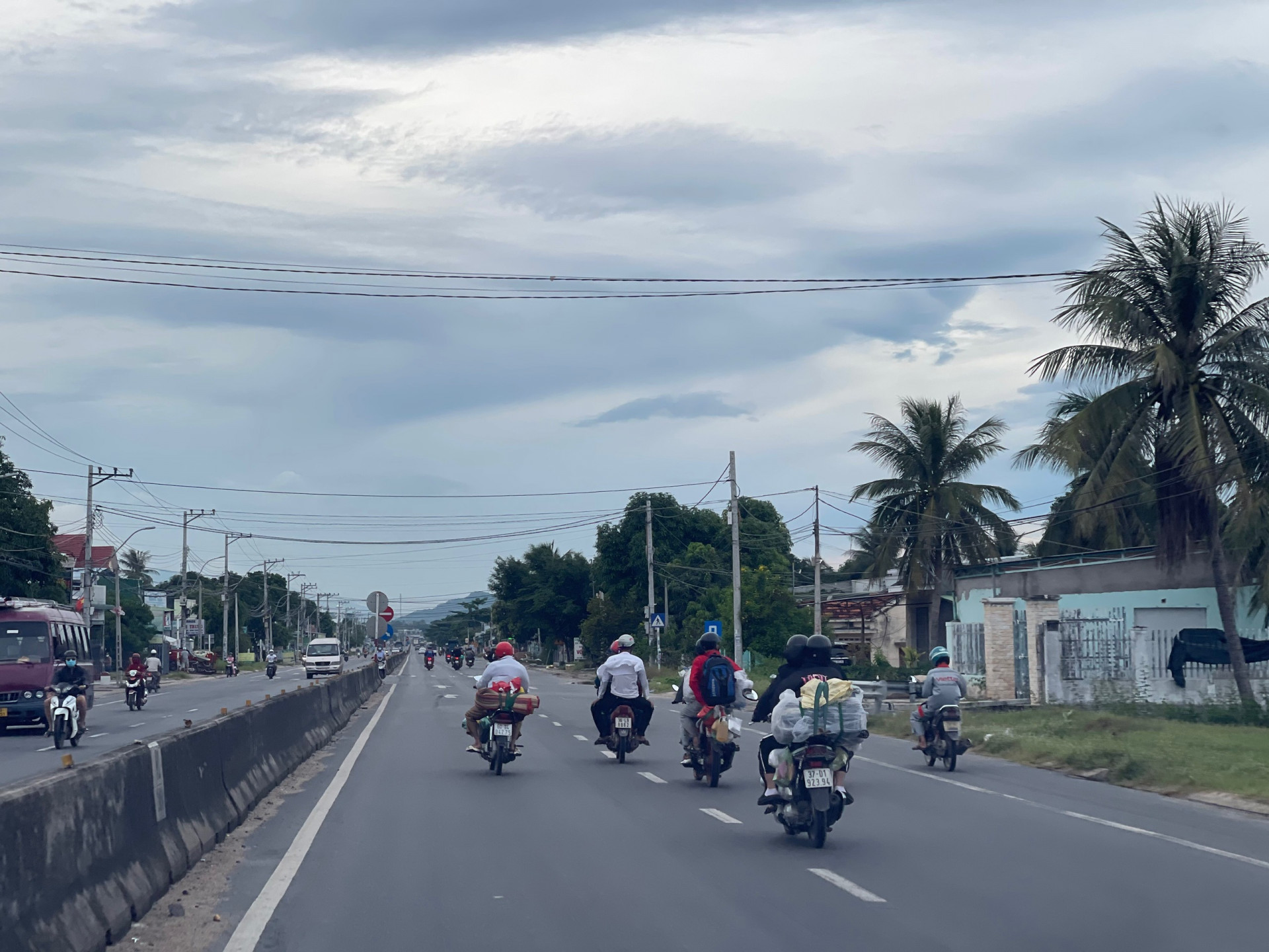 Hàng trăm người dân trở về quê nhà bằng xe máy. 