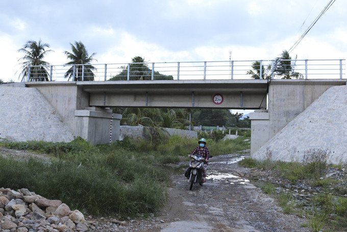 Hầm cầu đường sắt thôn Cát Lợi (xã Vĩnh Lương), nơi thường xuyên ngập vào mùa mưa.