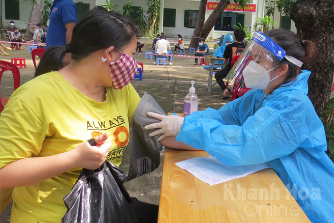 screening before vaccination in Cam Ranh City.