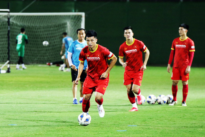 Vietnamese players get ready for the match against China. (Source: vff)