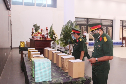 Lãnh đạo Bộ CHQS tỉnh Khánh Hòa kiểm tra thông tin về các nạn nhân.