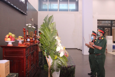 Lãnh đạo Bộ CHQS tỉnh Khánh Hòa thắp hương tưởng nhớ các nạn nhân.