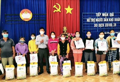 Ông Huỳnh Mộng Giang - Phó Chủ tịch Thường trực Ủy ban MTTQ Việt Nam tỉnh Khánh Hòa tặn quà cho các hộ dân xã Diên Đồng