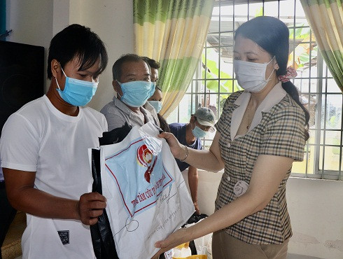 Đại diện Ủy ban MTTQ Việt Nam tỉnh Khánh Hòa tặng quà cho người dân gặp khó khăn tạm trú trên địa bàn huyện Diên Khánh