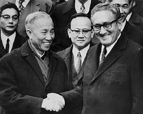 Cái bắt tay lịch sử giữa Cố vấn Lê Đức Thọ (bên trái) với  Cố vấn Henry Kissinger sau khi ký Hiệp định Pa-ri.