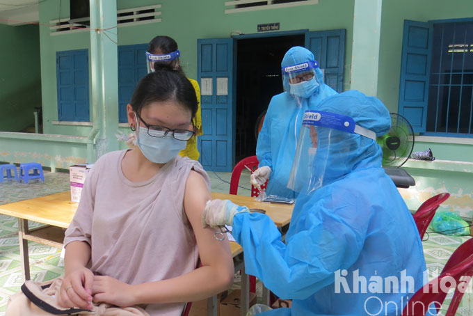 Vaccine injection in Cam Ranh City.