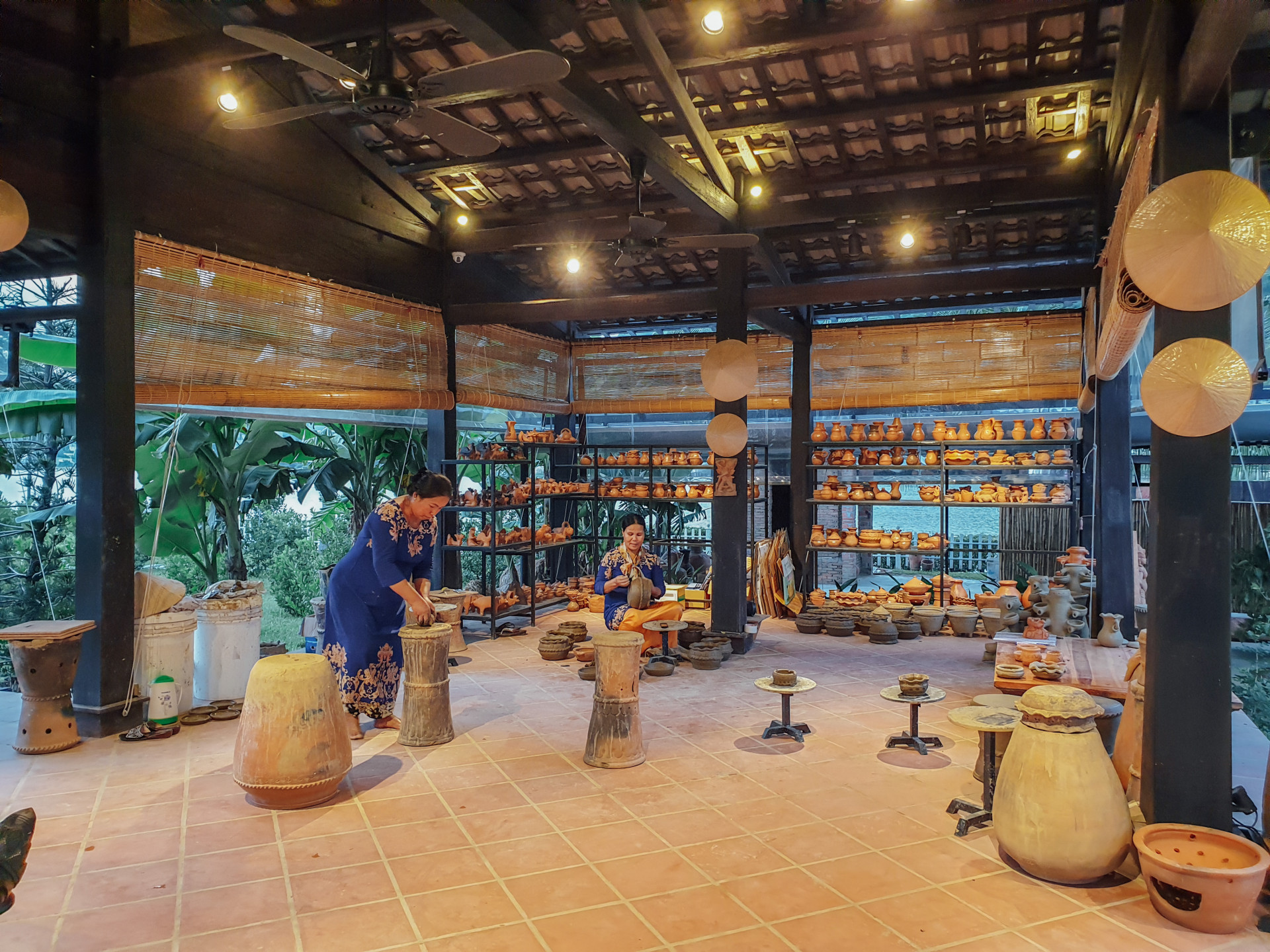 Nghệ nhân người Chăm trình diễn kỹ thuật làm gốm Chăm truyền thống tại Champa Island Nha Trang. (Ảnh chụp trước dịch Covid-19)