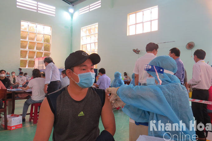 Tiêm vắc xin cho người dân ở Cam Lâm