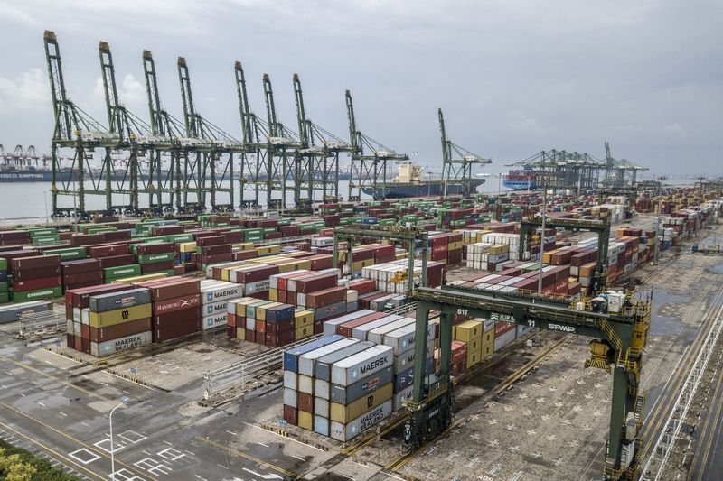 Thùng container xếp tại cảng Thiên Tân, Trung Quốc. Ảnh: Bloomberg