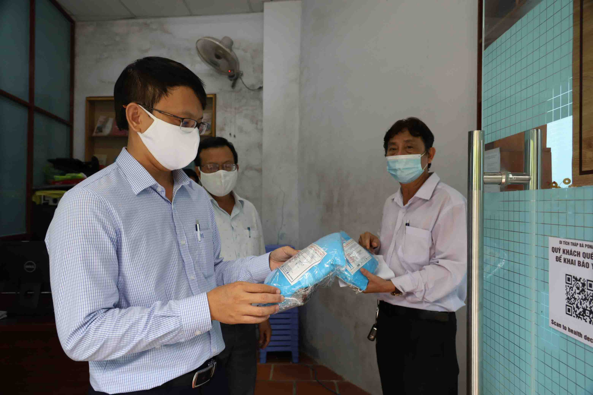 Nguyen Thanh Ha checking quarantine area at Ponagar Temple