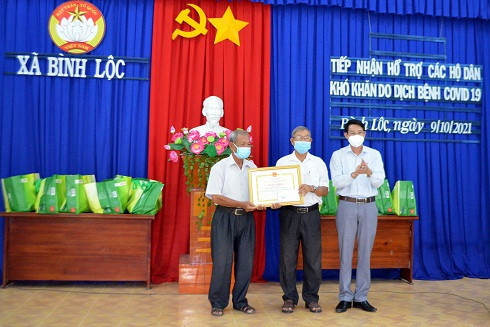 <p>Ông Đinh Văn Thiệu trao bằng khen của UBND tỉnh cho thôn Mỹ Lộc. (Ảnh: M.Phương)</p>