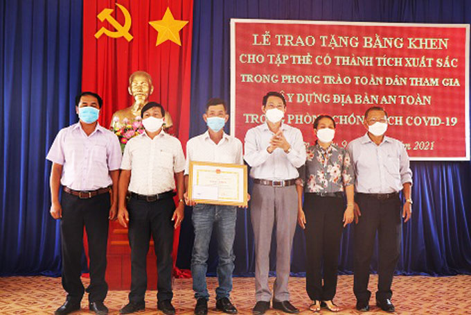 Ông Đinh Văn Thiệu trao bằng khen của UBND tỉnh cho thôn Tây 4 (xã Diên Sơn).