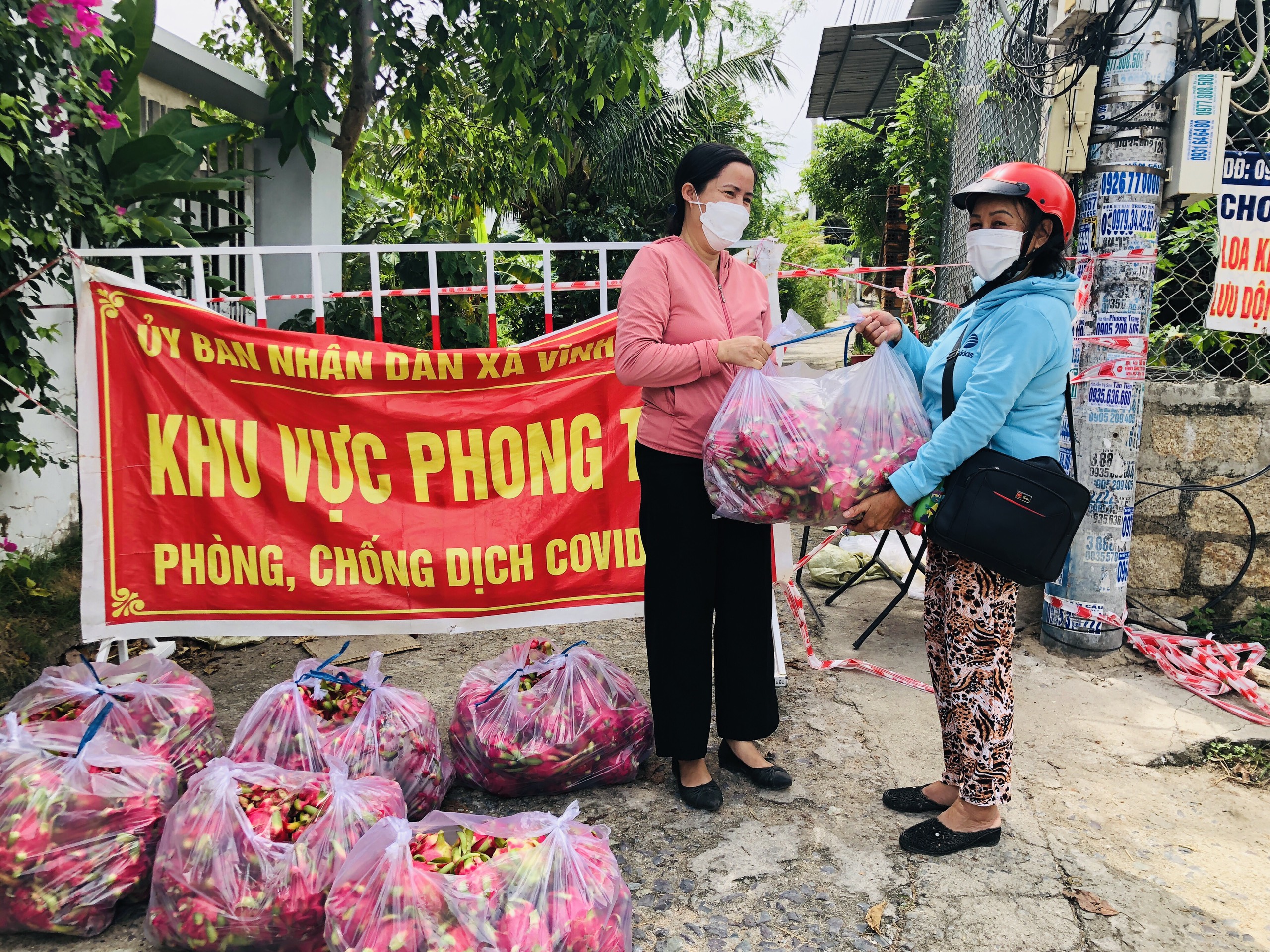 Trao 2 tấn thanh long cho người dân trong khu phong tỏa, cách ly