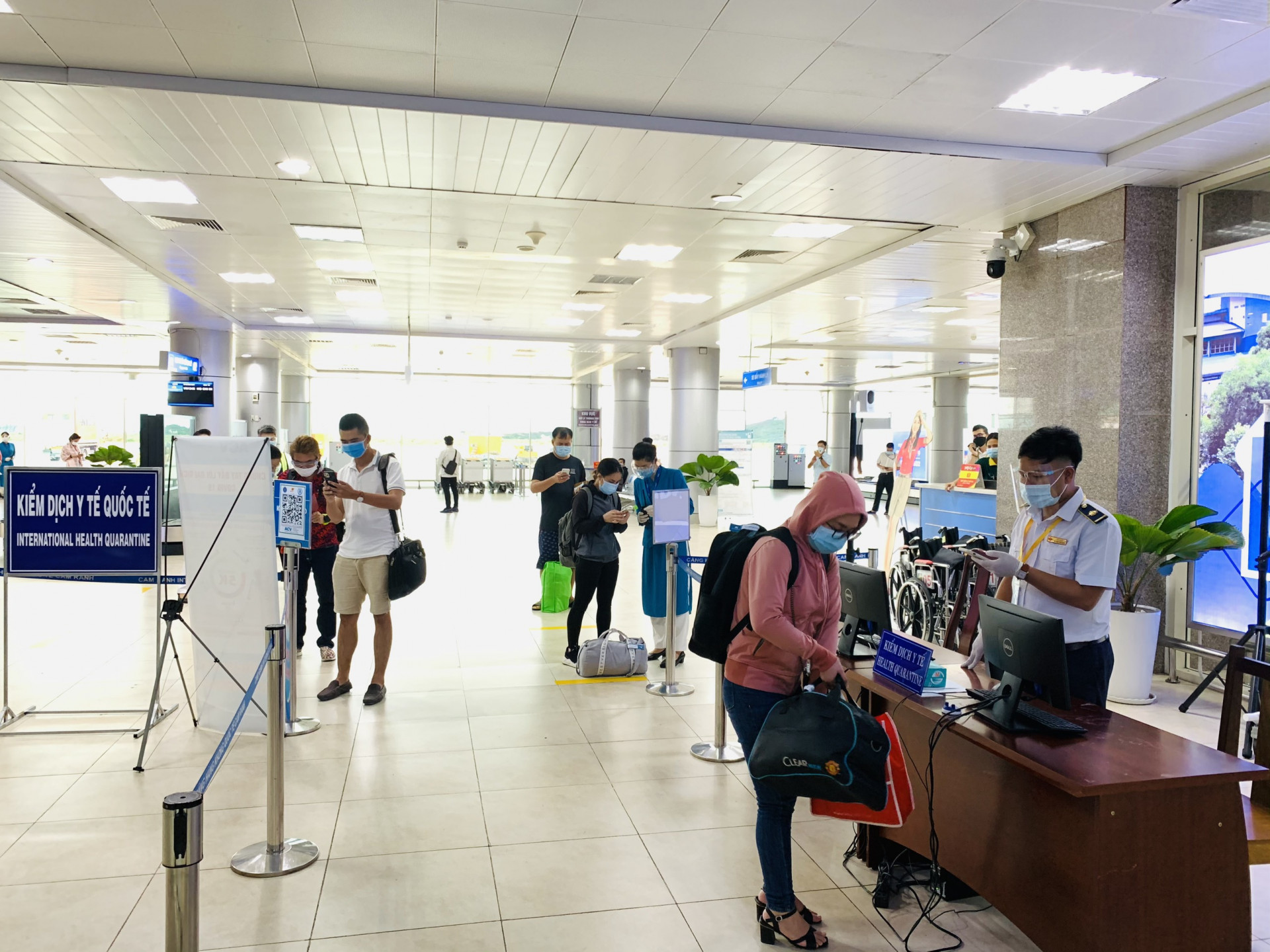 <p style= &quot;text-align: justify; &quot;>Kiểm tra thông tin hành khách khi đến Cảng Hàng không quốc tế Cam Ranh.</p>