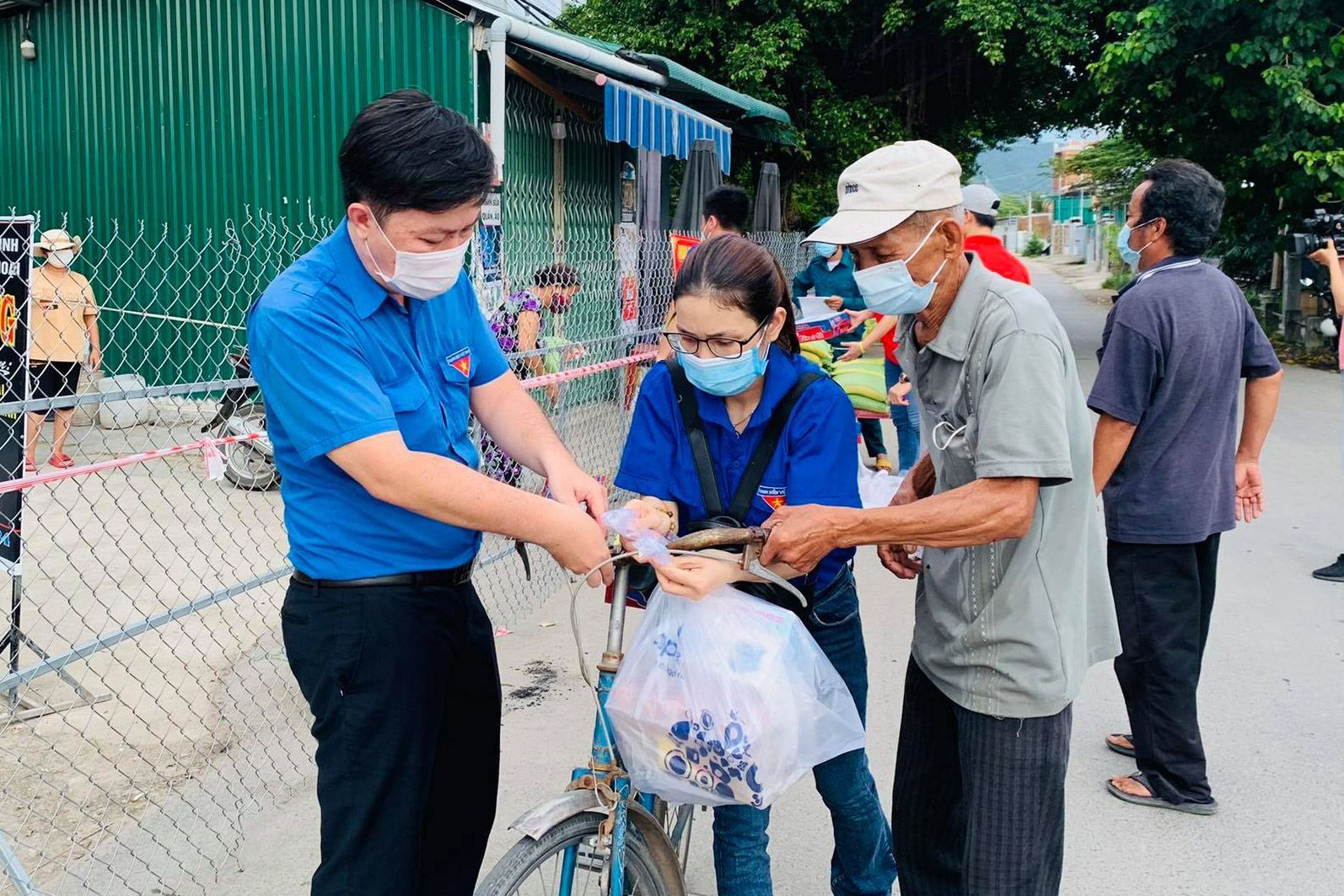 Trao 100 túi an sinh hỗ trợ người dân khó khăn phường Ninh Giang
