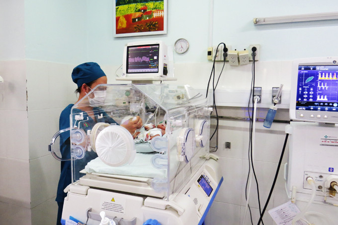 Chăm sóc cho trẻ sinh non, nhẹ cân tại Phòng Hồi sức sơ sinh nhi,  Khoa Nhi, Bệnh viện Đa khoa tỉnh. 