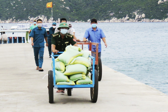 Cán bộ Đồn Biên phòng Đầm Môn hỗ trợ lương thực  cho người dân trong thời gian giãn cách xã hội.