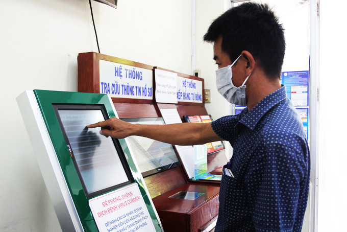 Người dân đến làm thủ tục tại bộ phận một cửa UBND TP. Nha Trang.