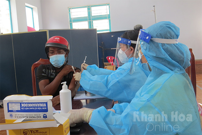 Tiêm vắc xin cho người dân ở huyện Cam Lâm