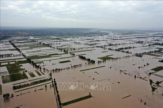 Cảnh ngập lụt sau những trận mưa lớn tại Hà Tân, tỉnh Sơn Tây, Trung Quốc, ngày 10/10/2021. Ảnh: THX/TTXVN