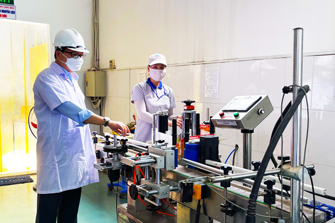 Doanh nhân Vương Vĩnh Hiệp điều hành sản xuất theo phương án “3 tại chỗ”  của Công ty TNHH Long Sinh.