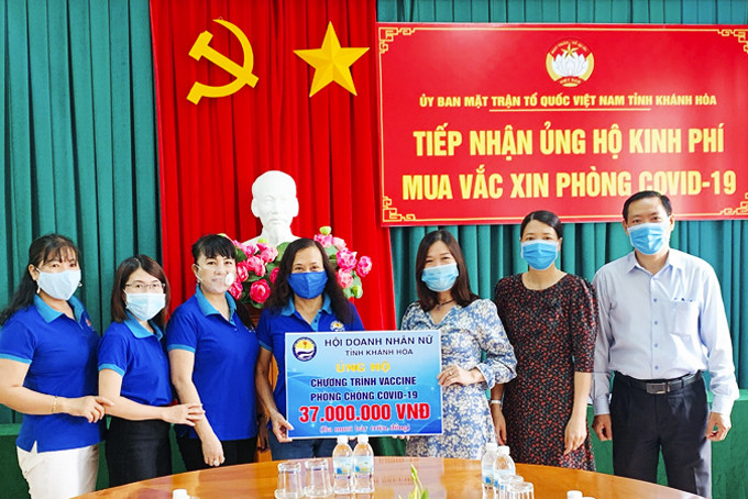 Hội Doanh nhân nữ Khánh Hòa trao tiền hỗ trợ mua vắc xin  cho UBMTTQ Việt Nam tỉnh.