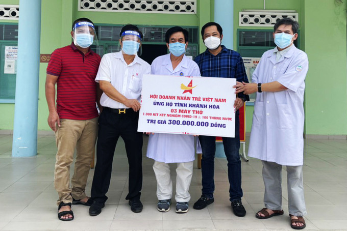 Hội Doanh nhân trẻ Việt Nam tặng máy thở cho tuyến đầu chống dịch. 