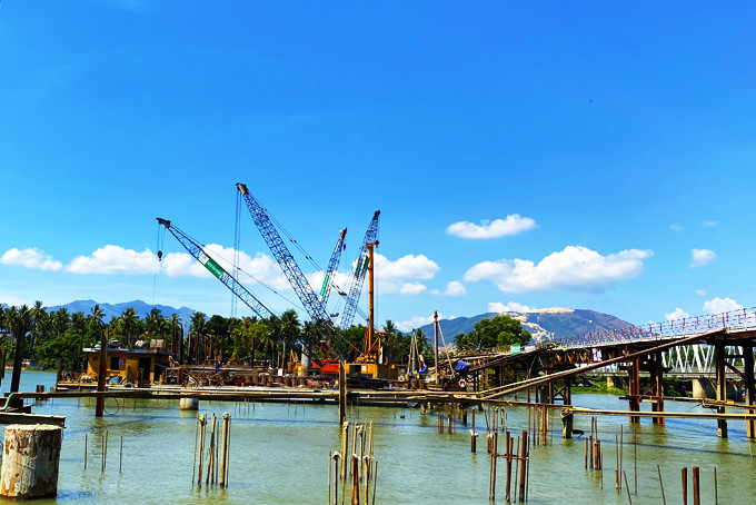 Executing dam to prevent salt on Cai River