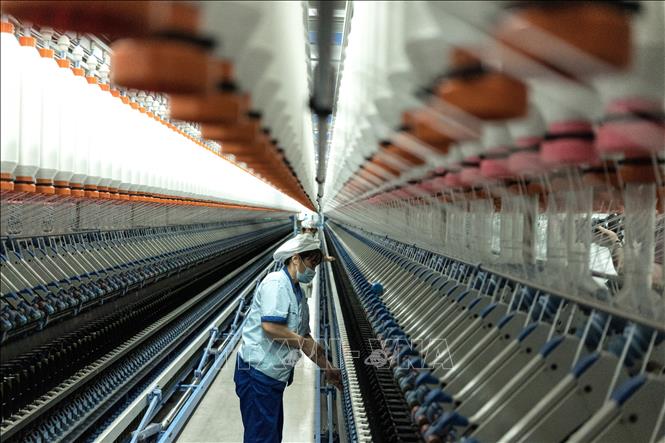 Công nhân làm việc tại nhà máy dệt may ở Nam Thông, tỉnh Giang Tô, Trung Quốc. Ảnh: JIO/TTXVN
