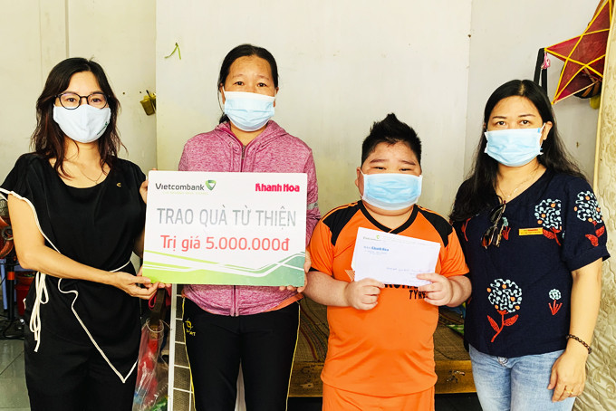 Representatives of Khanh Hoa Newspaper and Vietcombank Nha Trang offering money to Nguyen Tan Dat’s family