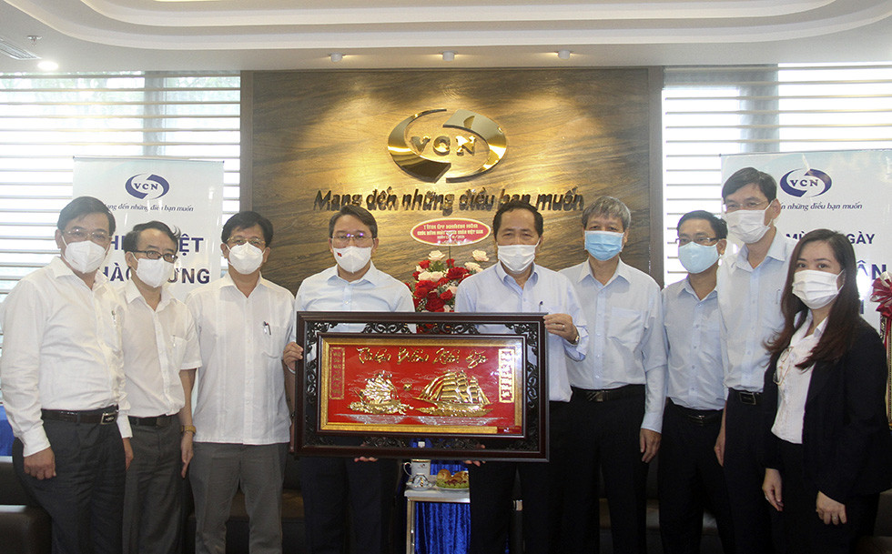 Bí thư Tỉnh ủy Nguyễn Hải Ninh trao tặng bức tranh với dòng chữ  