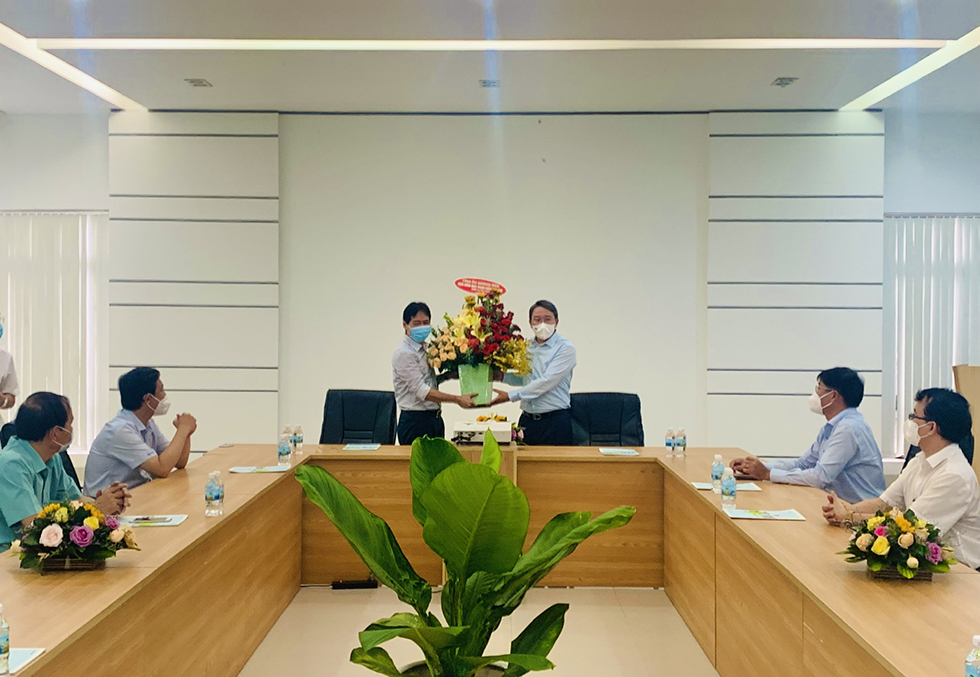 Bí thư Tỉnh ủy Nguyễn Hải Ninh tặng hoa chúc mừng lãnh đạo Công ty TNHH Hải Vương nhân Ngày Doanh nhân Việt Nam 13-10