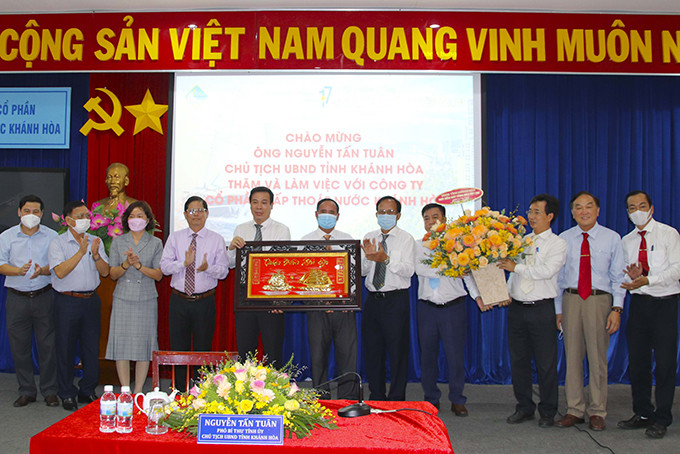 Ông Nguyễn Tấn Tuân - Phó Bí thư Tỉnh ủy, Chủ tịch UBND tỉnh tặng hoa chúc mừng tại Công ty Cổ phần Cấp thoát nước Khánh Hòa.