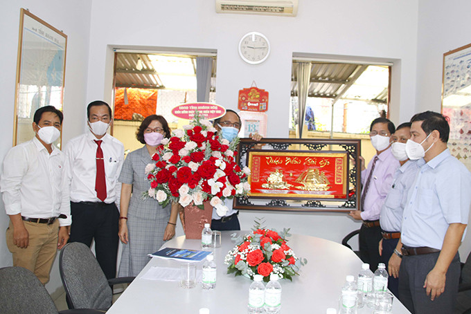 Ông Nguyễn Tấn Tuân - Phó Bí thư Tỉnh ủy, Chủ tịch UBND tỉnh tặng quà chúc mừng tại Công ty Cổ phần Seafood F17