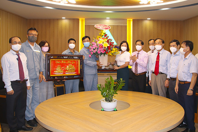 Ông Nguyễn Tấn Tuân - Phó Bí thư Tỉnh ủy, Chủ tịch UBND tỉnh tặng hoa chúc mừng tại Công ty TNHH Đóng tàu Hyundai Việt Nam.