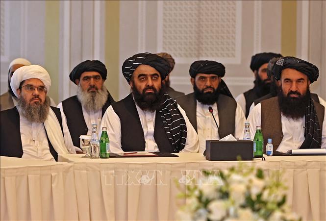 Phái đoàn Taliban tham gia cuộc đàm phán với đặc phái viên Mỹ và Liên minh châu Âu (EU) ở Doha, Qatar, ngày 12/10/2021. Ảnh: AFP/TTXVN